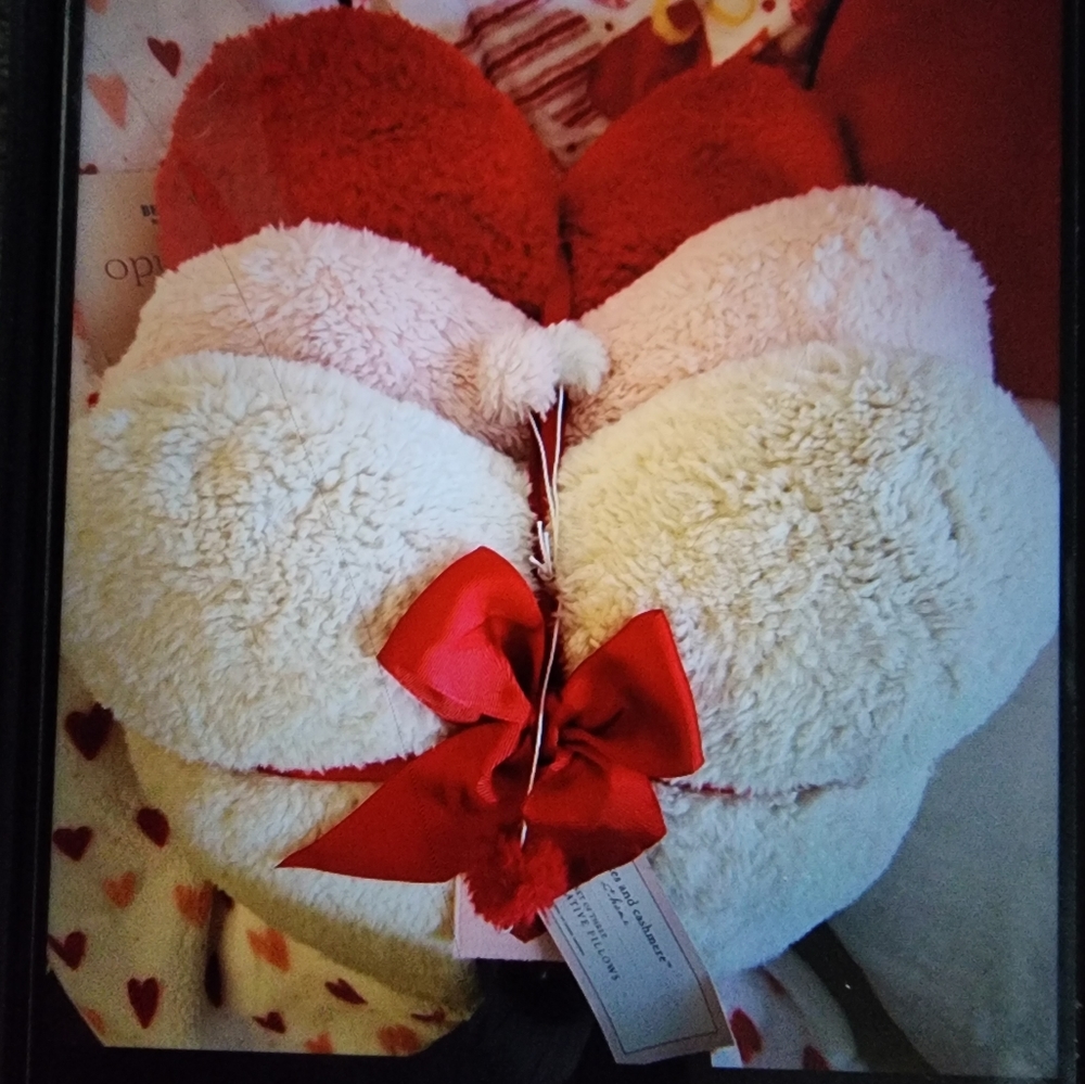 NWT Cupcake & Cashmere 3 pack of adorable heart Pillows ❤️ - Picture 6 of 8